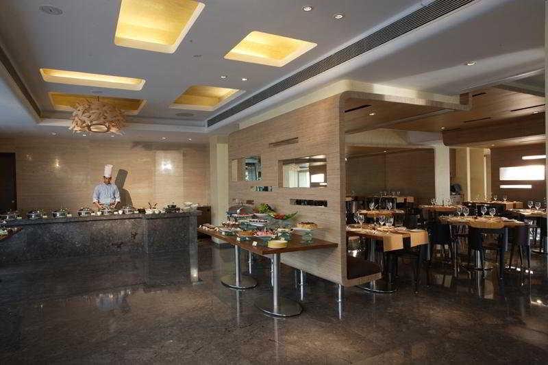 Mosaic Hotel, Noida Restaurant foto